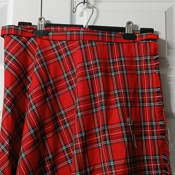 Irish Red tartan plaid fringe edge wrap kilt with safety pin Sz One Size  NWOT - Picture 3 of 6
